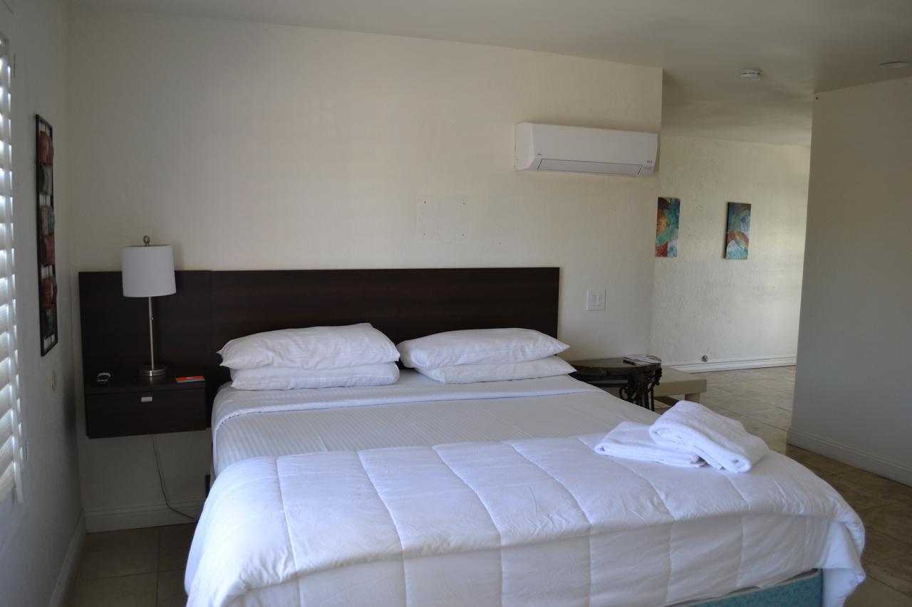 All Worlds Resort Palm Springs Extérieur photo